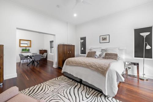 deco beach luxury apartments