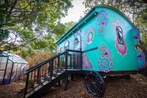 treedom villas and vardos