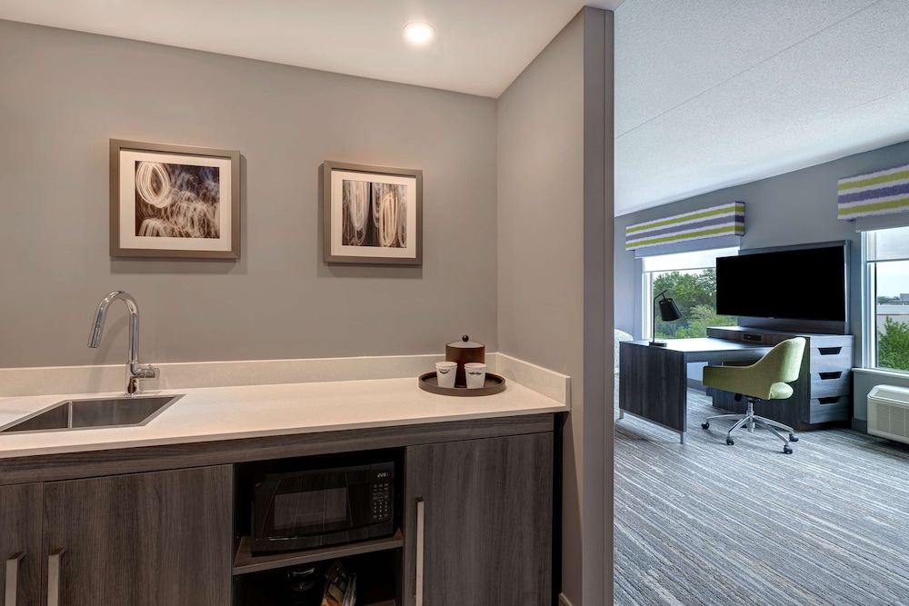 hampton inn and suites by hilton burlington toronto