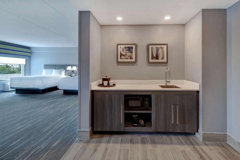hampton inn and suites by hilton burlington toronto