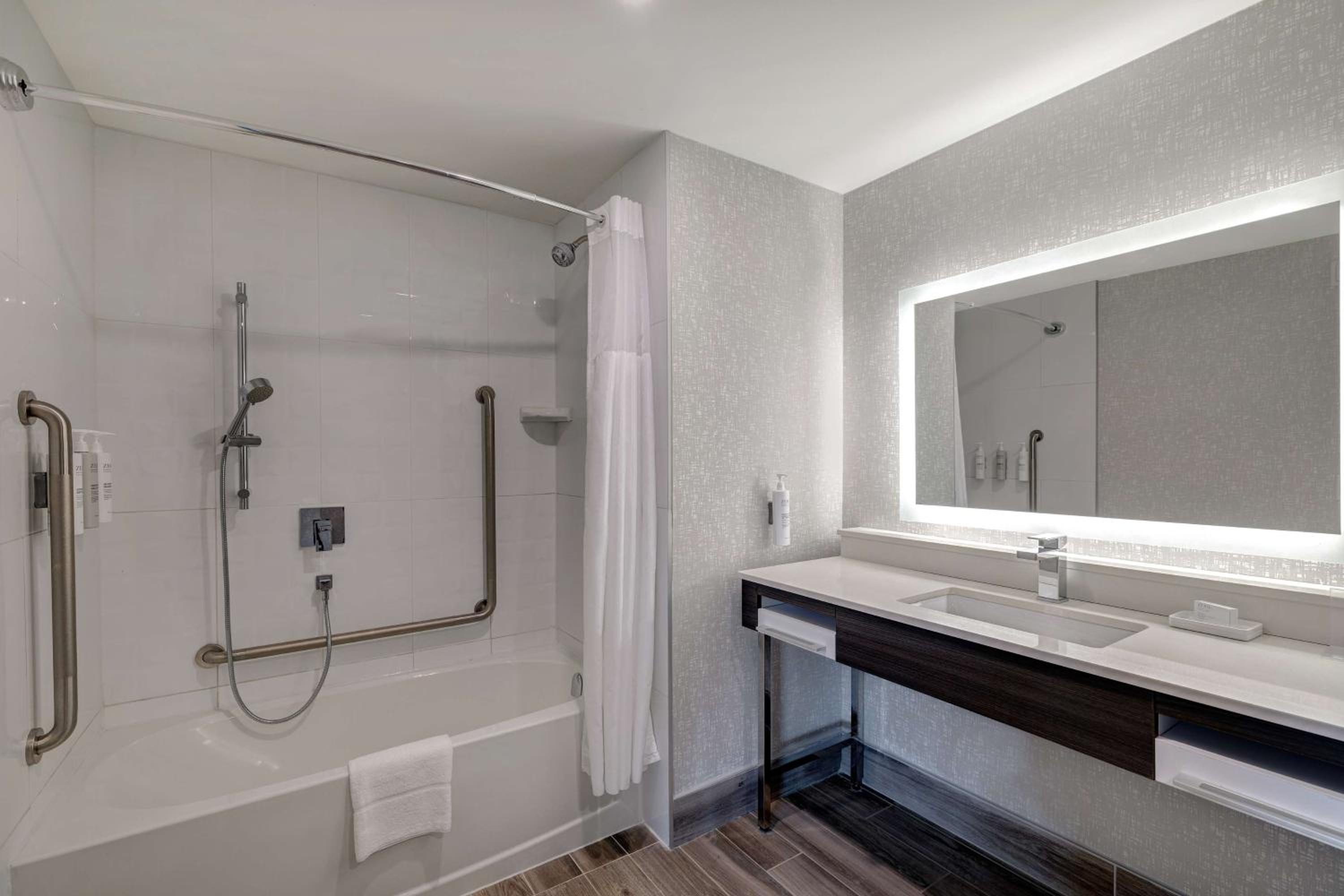 hampton inn and suites by hilton burlington toronto