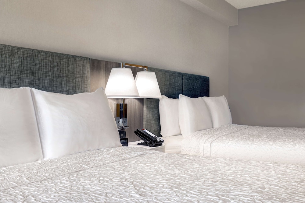 hampton inn and suites by hilton burlington toronto