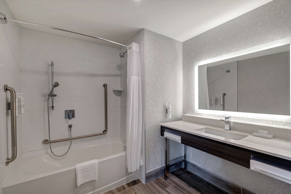 hampton inn and suites by hilton burlington toronto