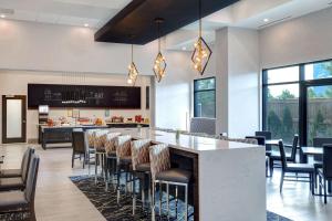 hampton inn and suites by hilton burlington toronto