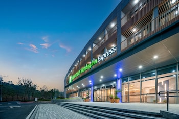 holiday inn express nanjing happy valley an ihg hotel