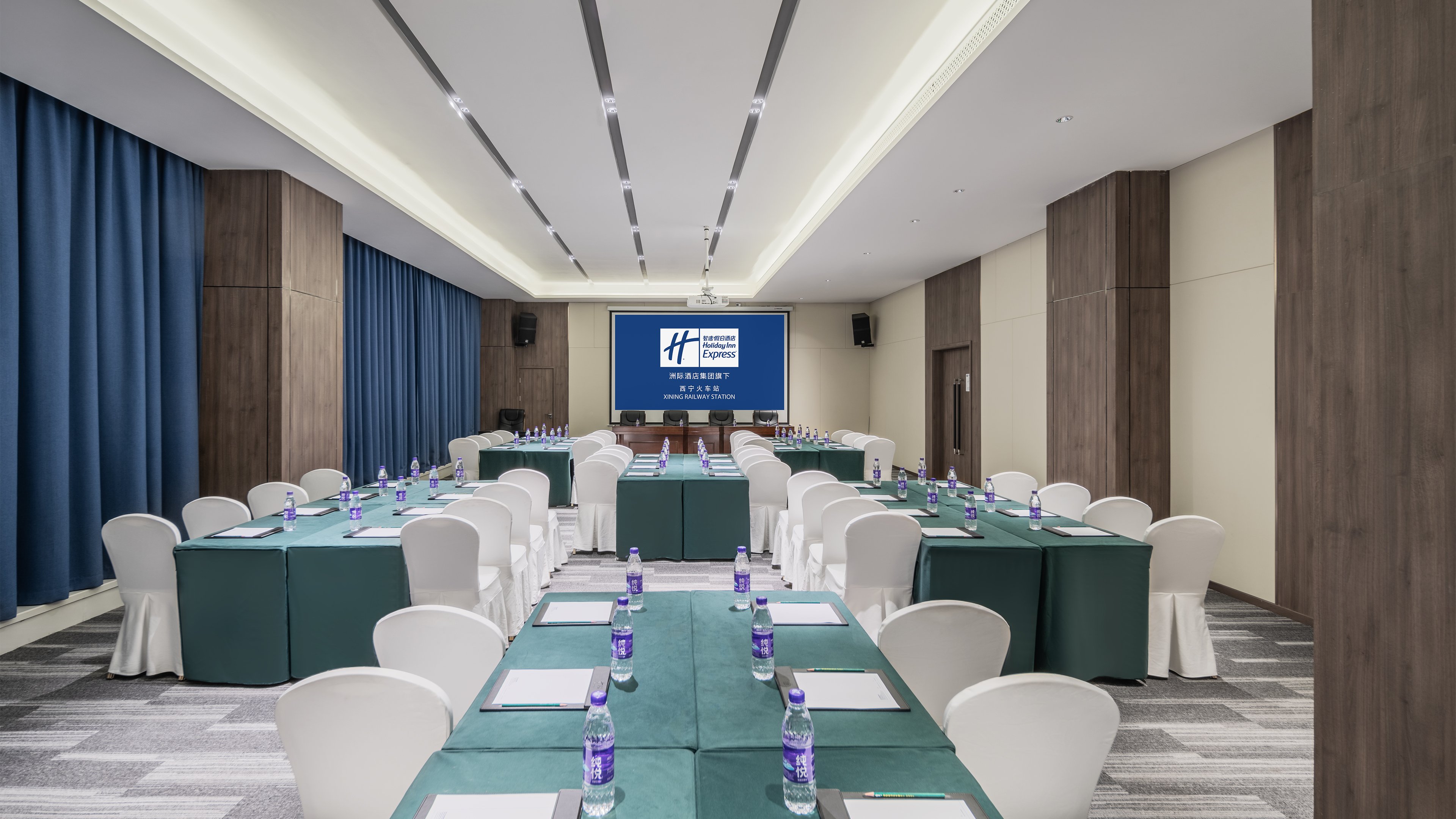 holiday inn express xining railway station