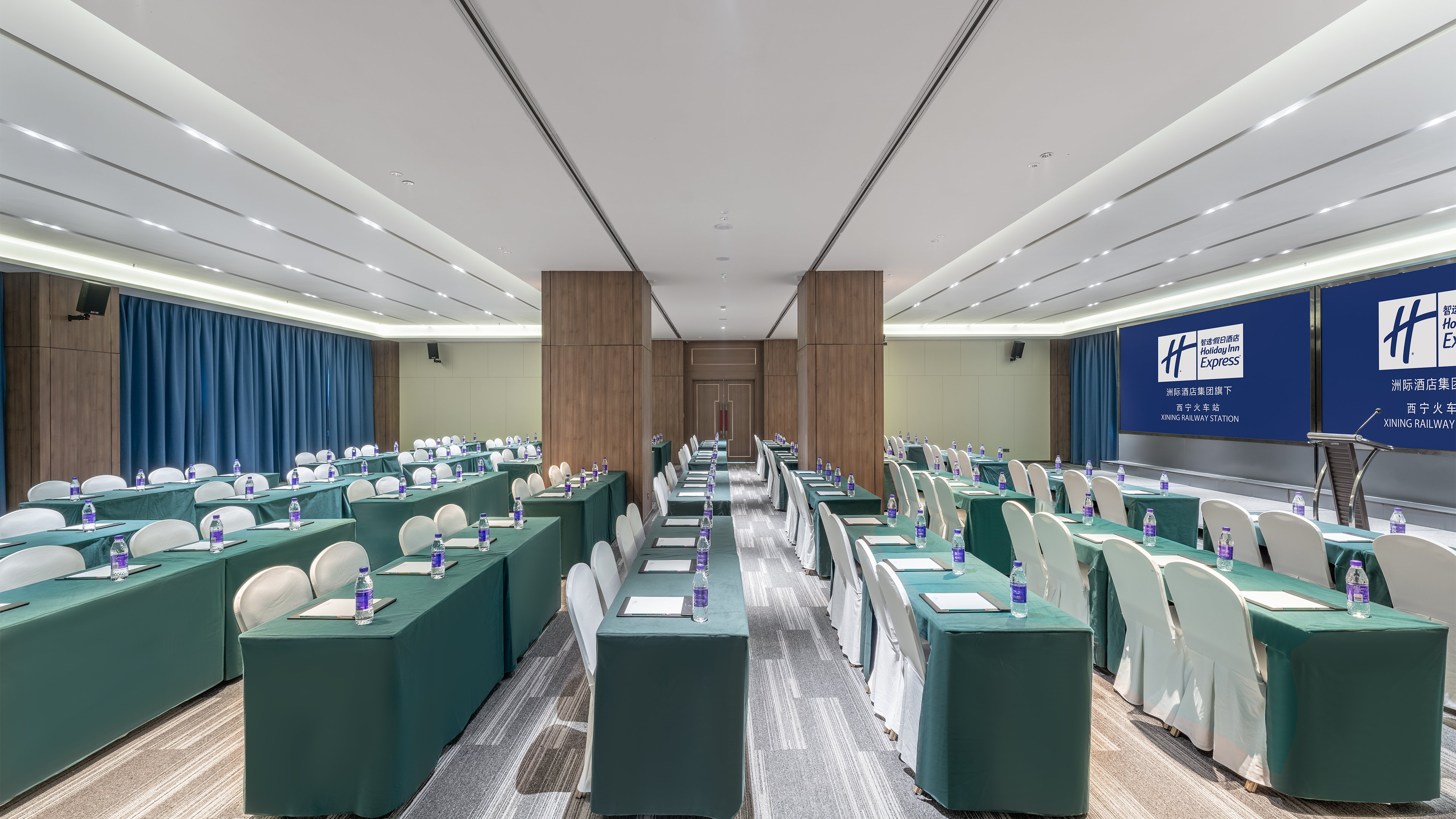 holiday inn express xining railway station