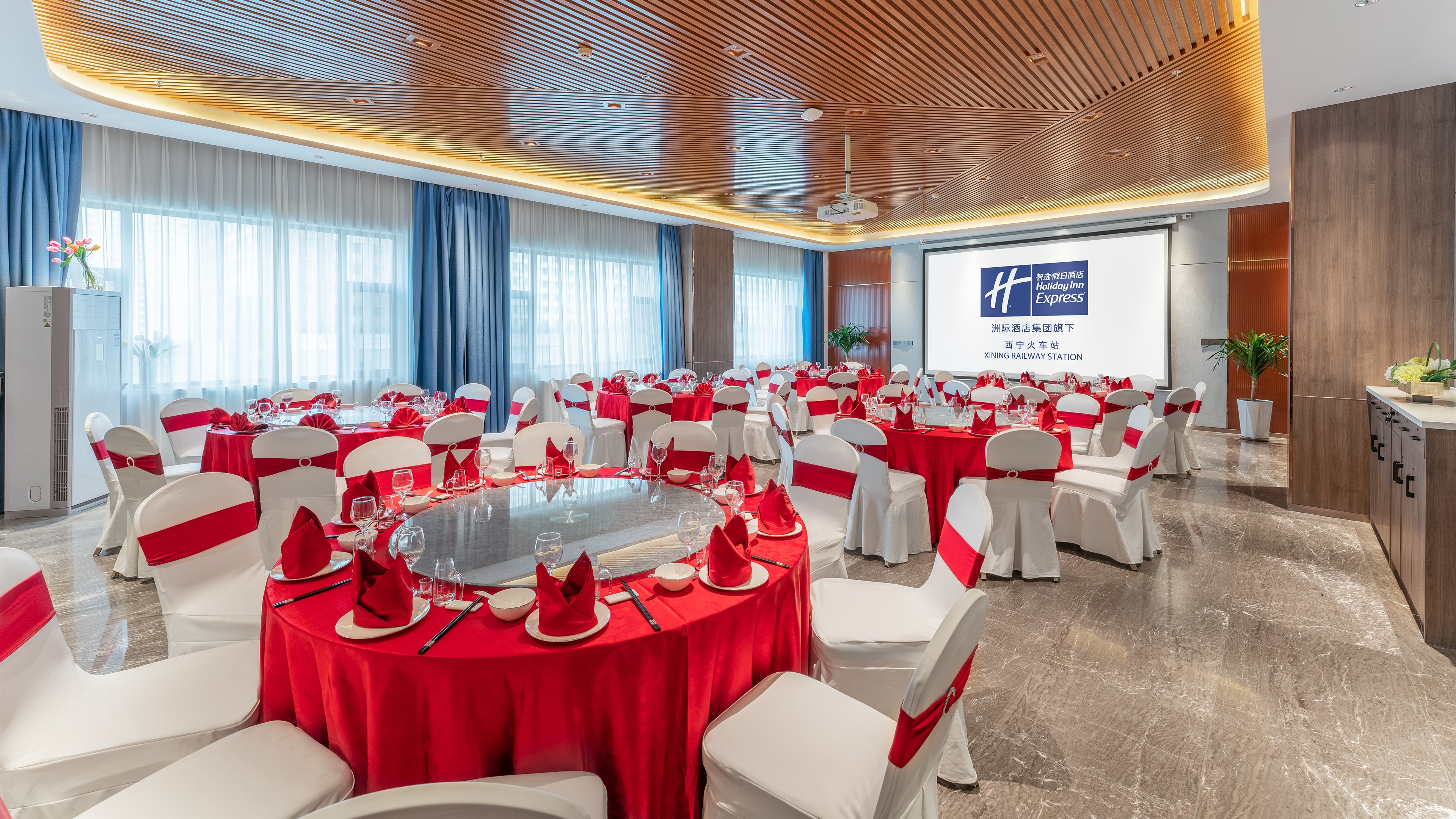 holiday inn express xining railway station