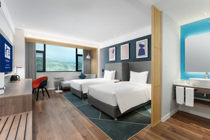 holiday inn express xining railway station