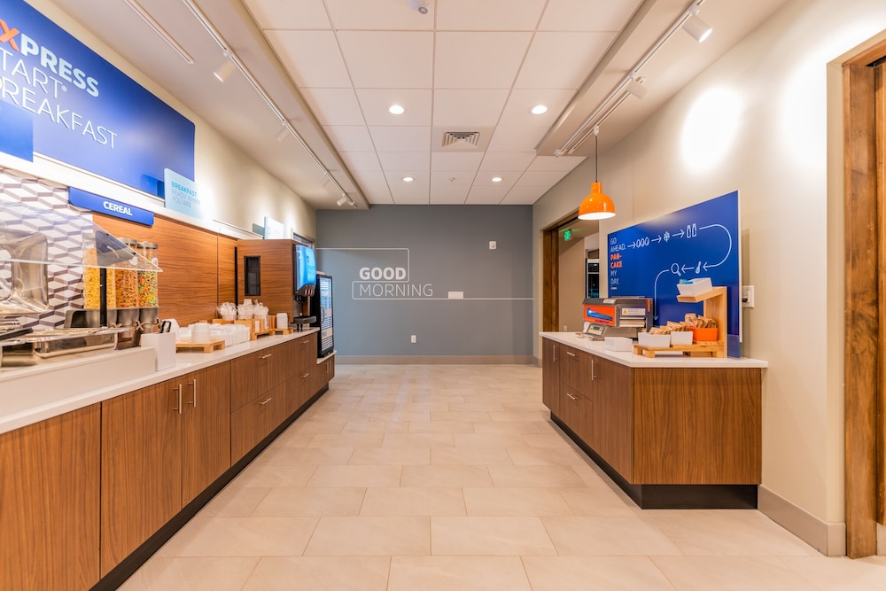 holiday inn express and suites charlottesville an ihg hotel