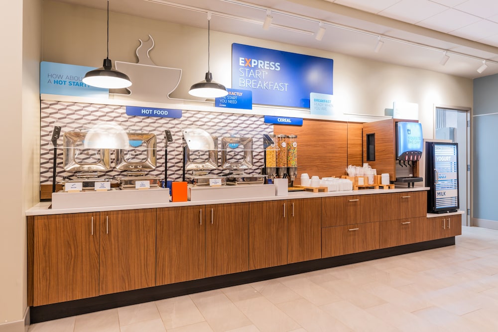 holiday inn express and suites charlottesville an ihg hotel