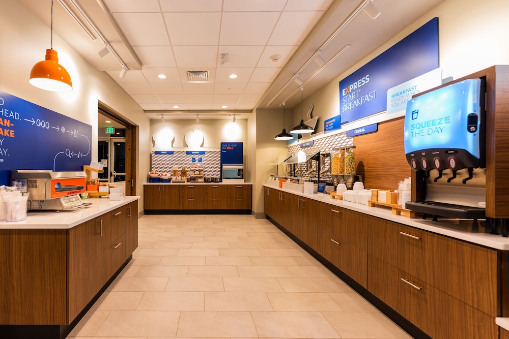 holiday inn express and suites charlottesville an ihg hotel