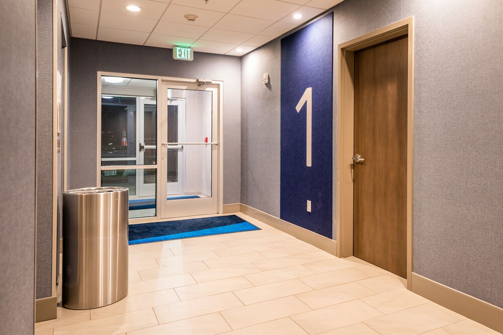 holiday inn express and suites charlottesville an ihg hotel