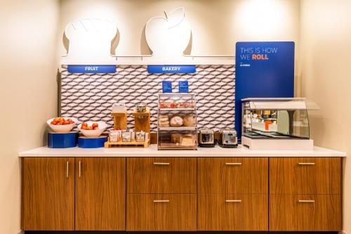 holiday inn express and suites charlottesville an ihg hotel