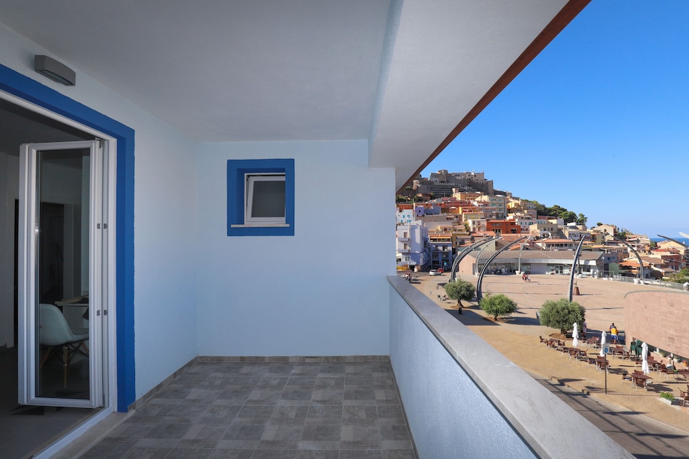 the square castelsardo