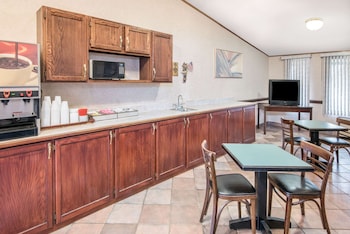 Knights Inn Canton,Canton>>Akron,2 star