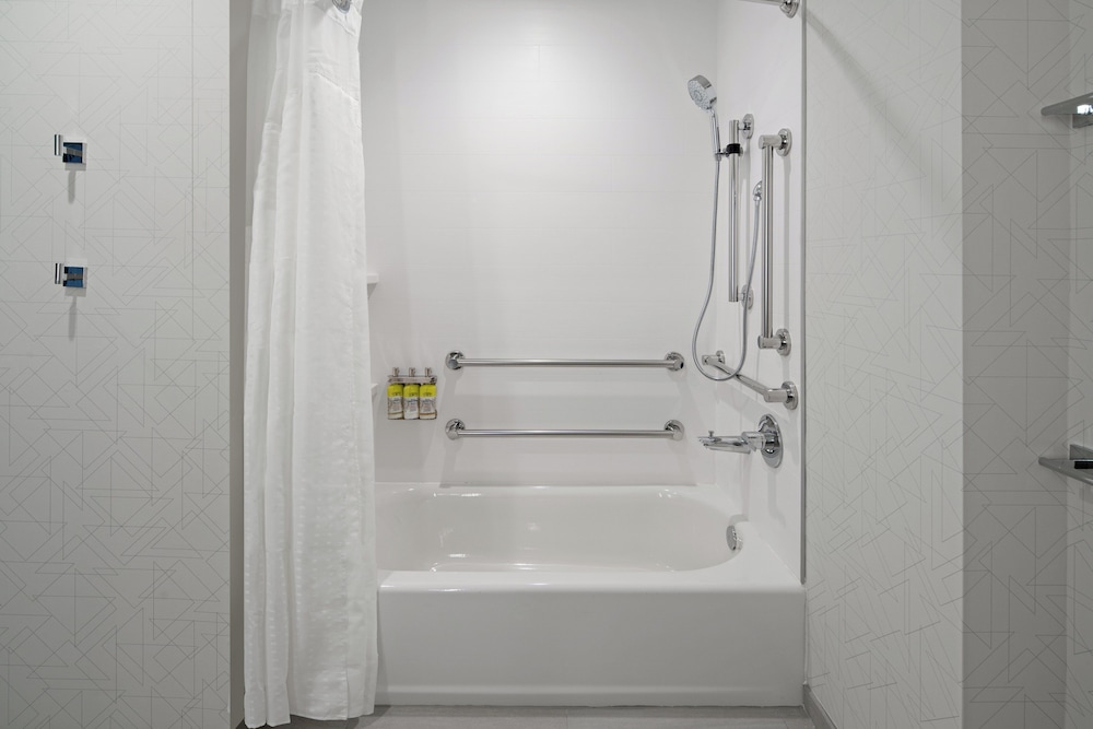 holiday inn express and suites palm desert millennium