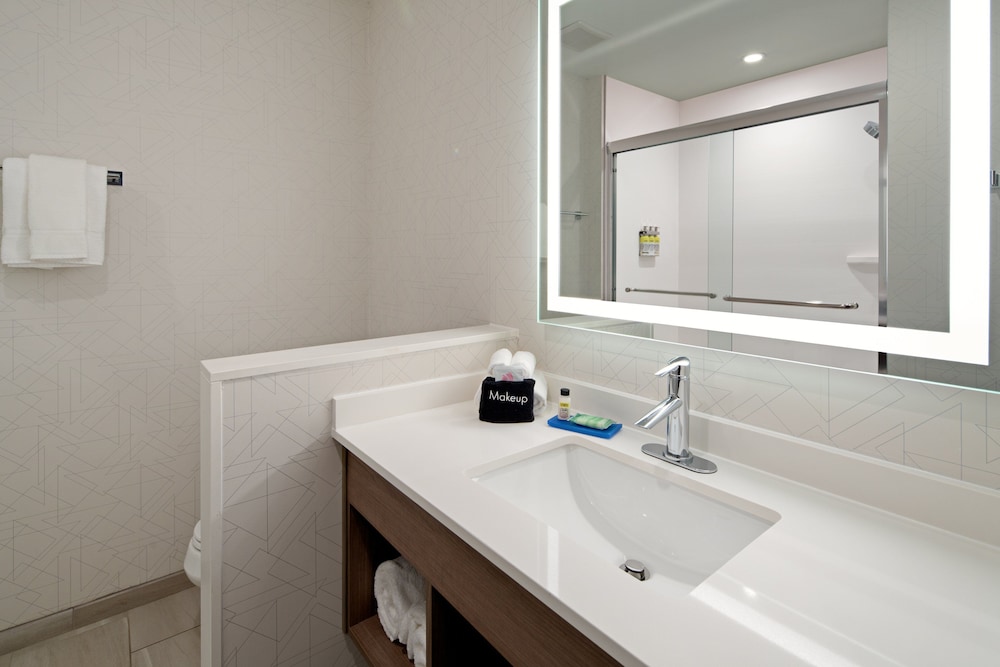 holiday inn express and suites palm desert millennium