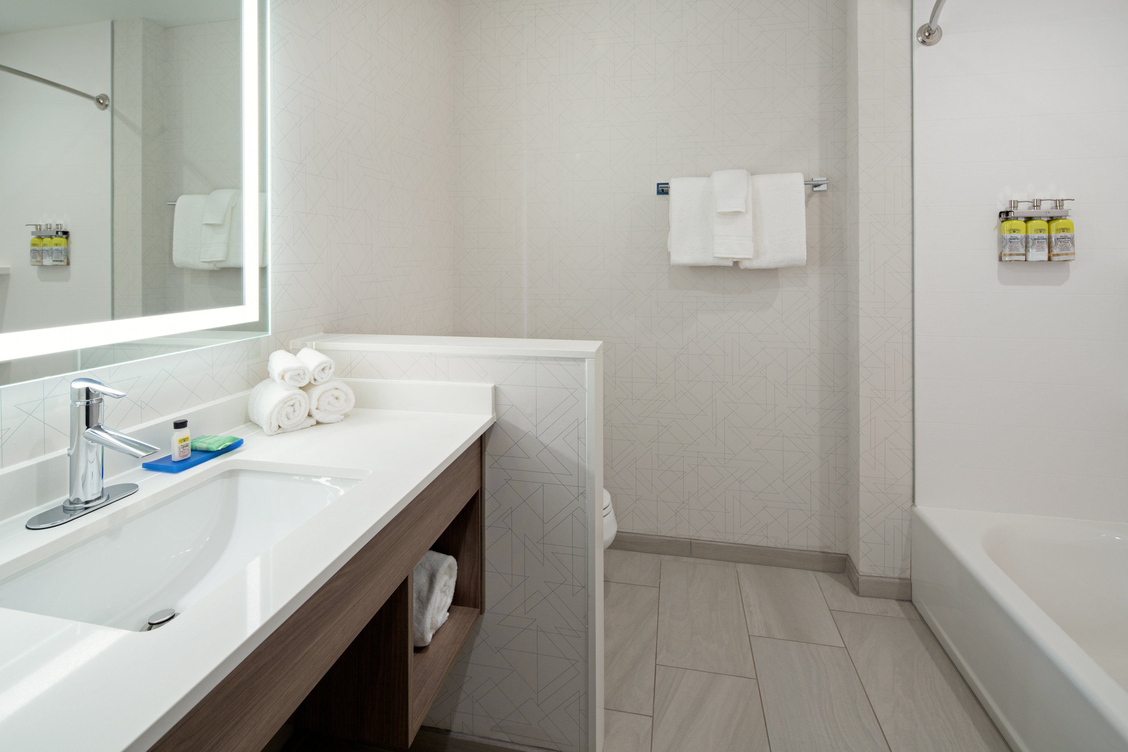holiday inn express and suites palm desert millennium