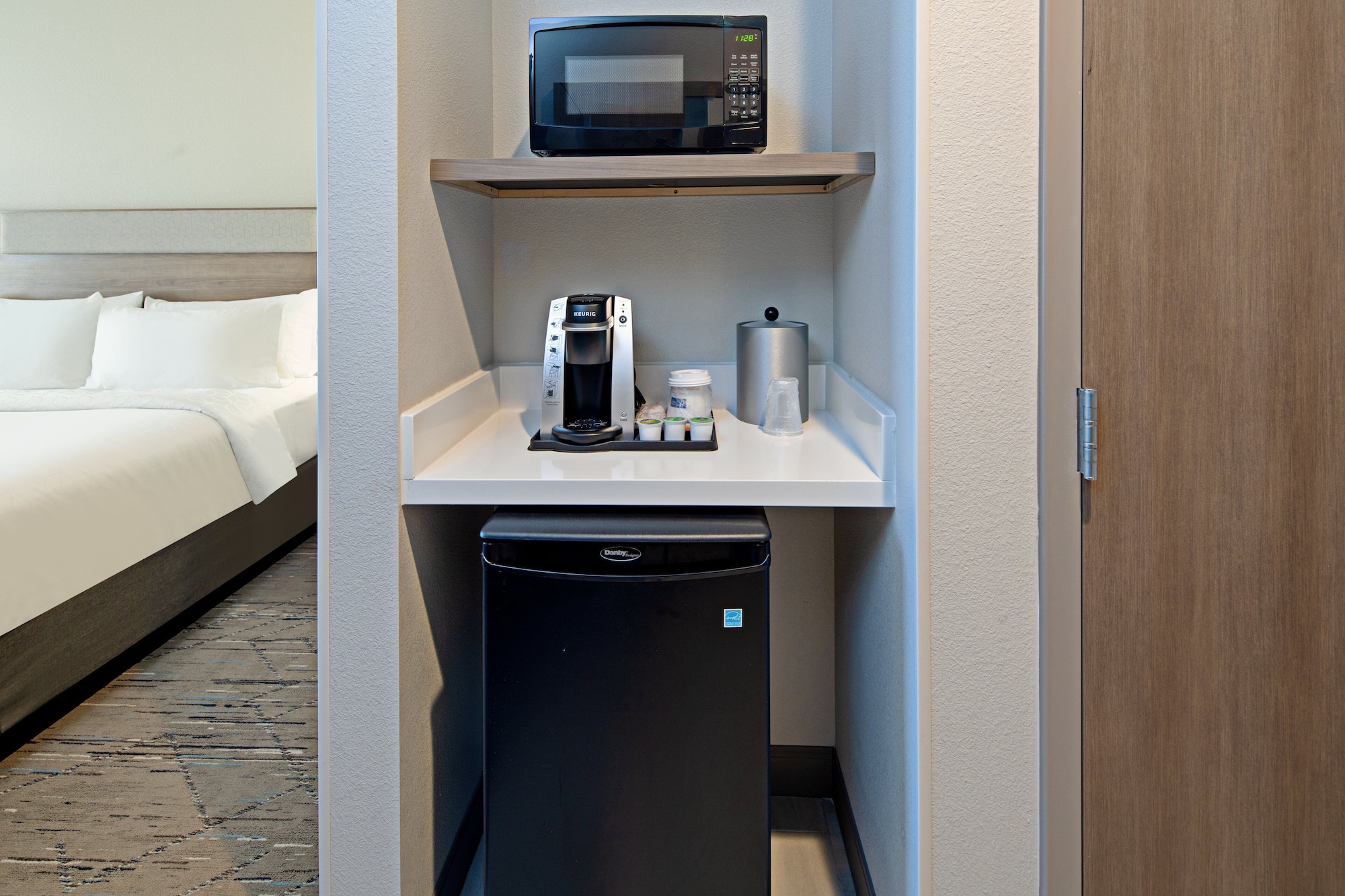 holiday inn express and suites palm desert millennium