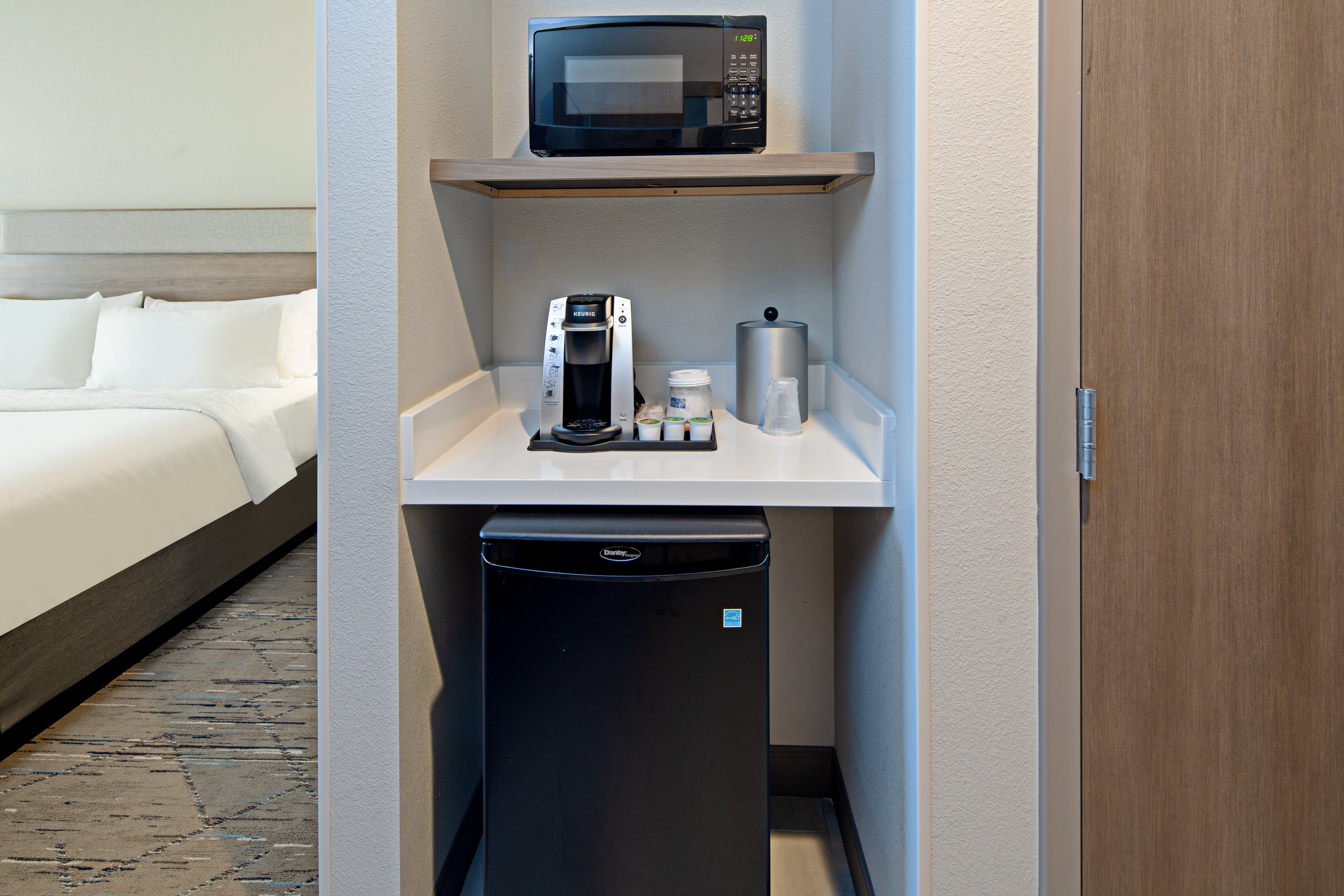 holiday inn express and suites palm desert millennium