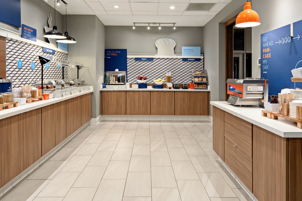 holiday inn express and suites palm desert millennium