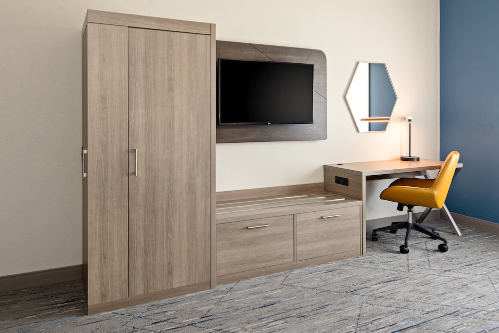 holiday inn express and suites palm desert millennium