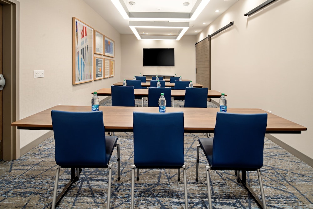 holiday inn express and suites palm desert millennium
