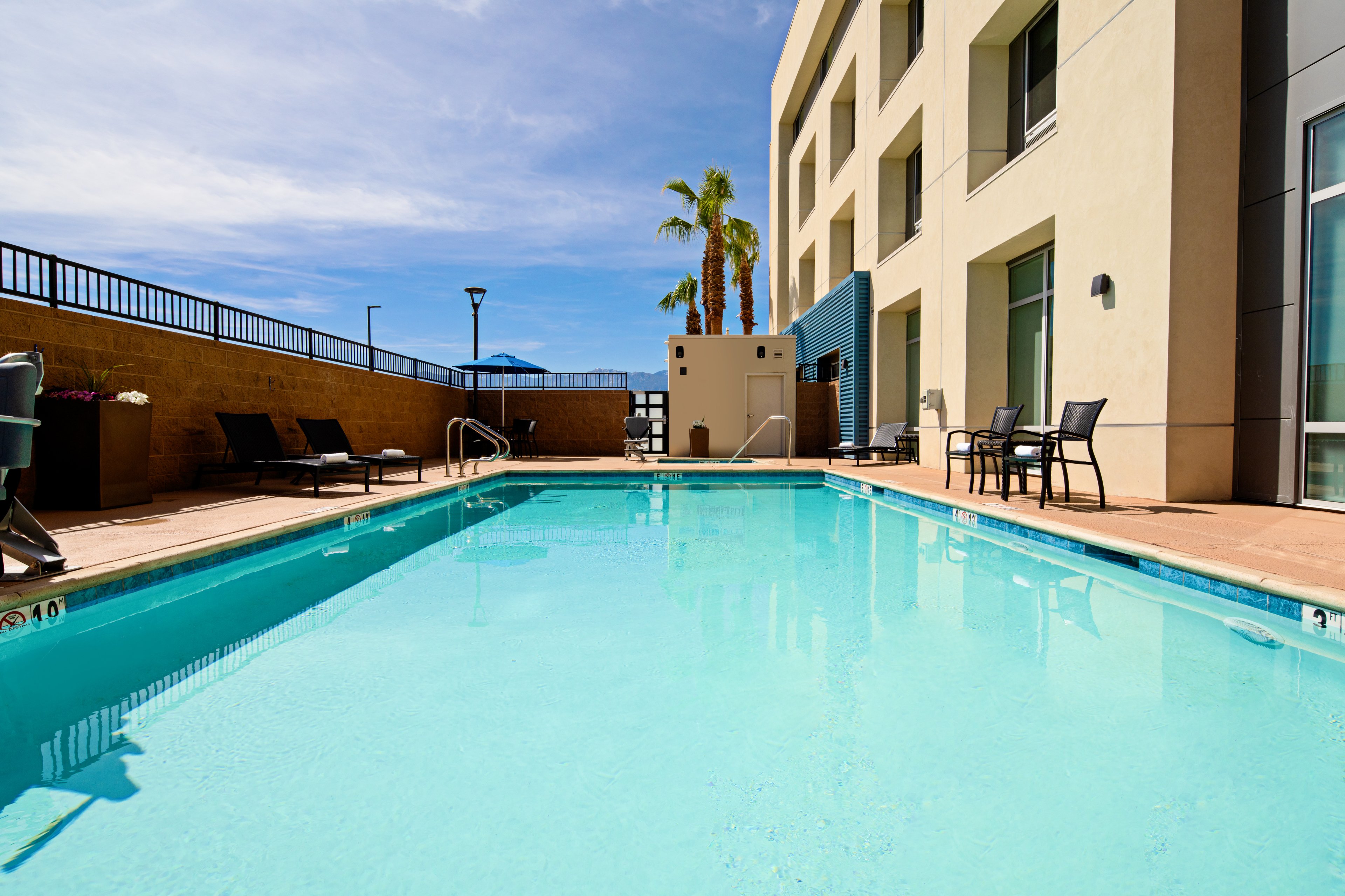 holiday inn express and suites palm desert millennium