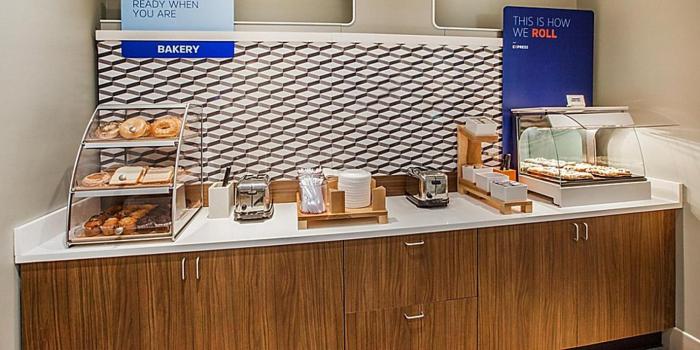 holiday inn express and suites palm desert millennium