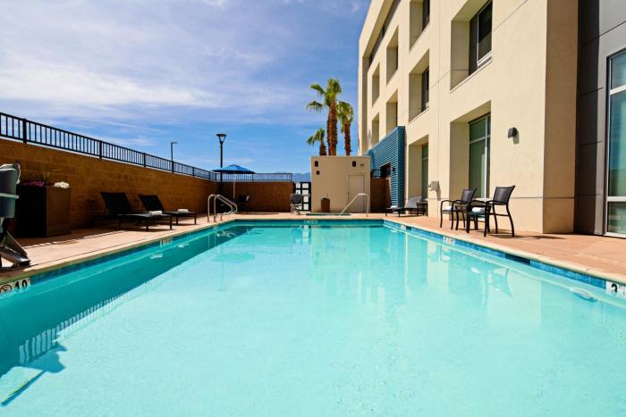 holiday inn express and suites palm desert millennium
