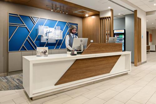 holiday inn express and suites palm desert millennium