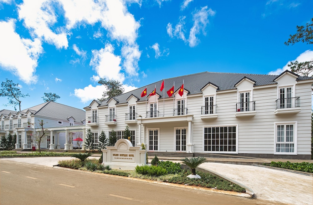 golden boutique hotel mang den