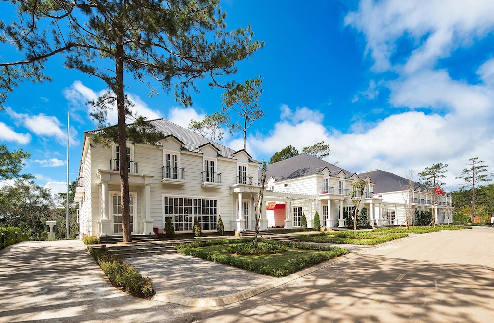 golden boutique hotel mang den