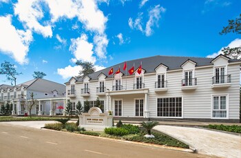 golden boutique hotel mang den