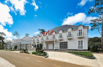 golden boutique hotel mang den