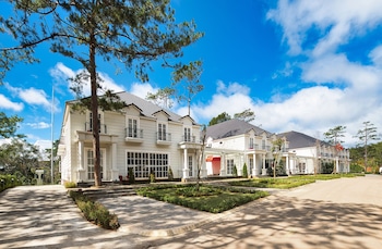 golden boutique hotel mang den