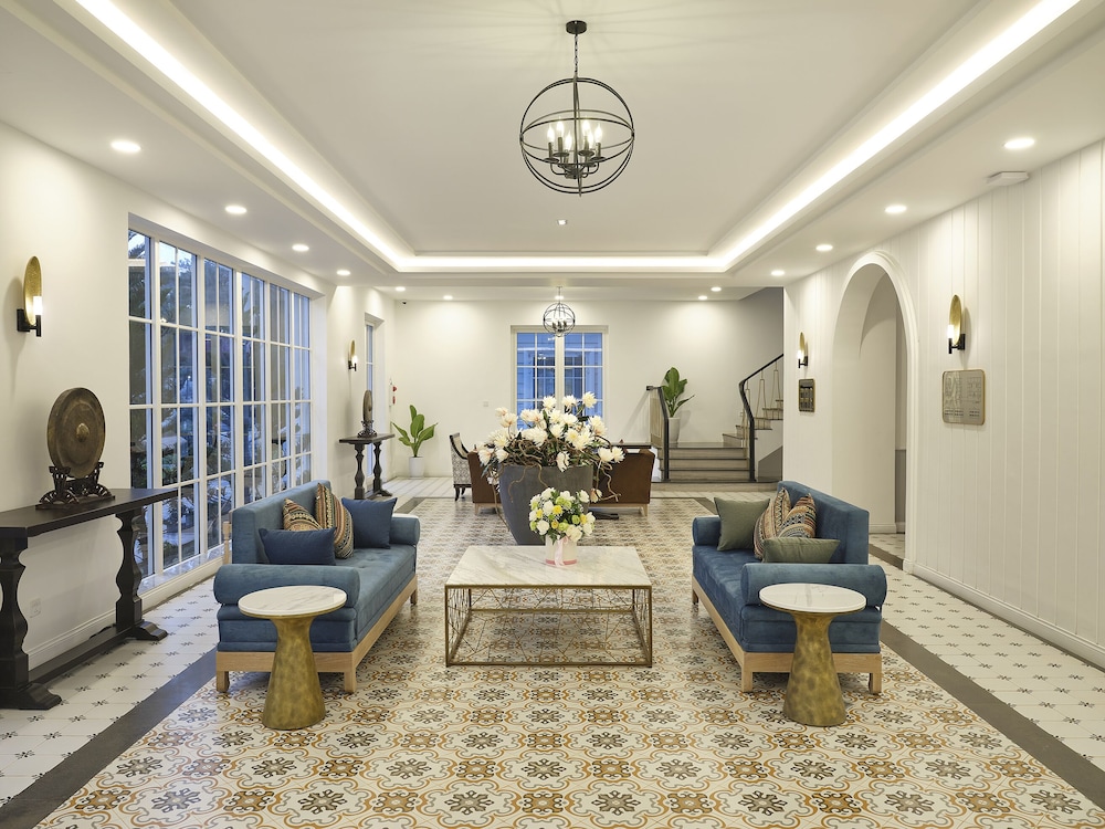 golden boutique hotel mang den