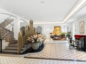 golden boutique hotel mang den