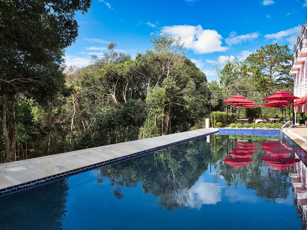 golden boutique hotel mang den