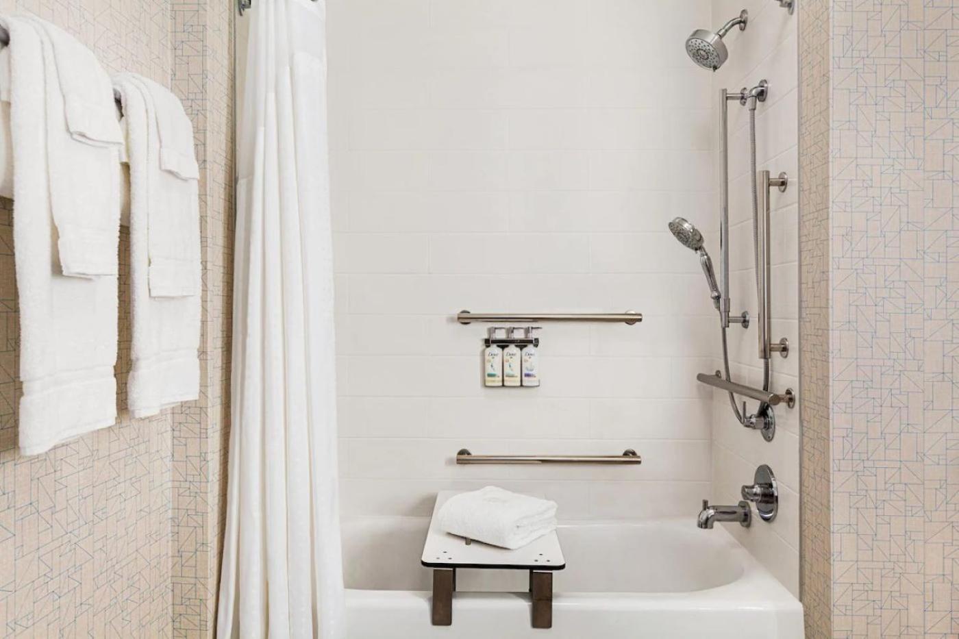 holiday expr and suites austin north