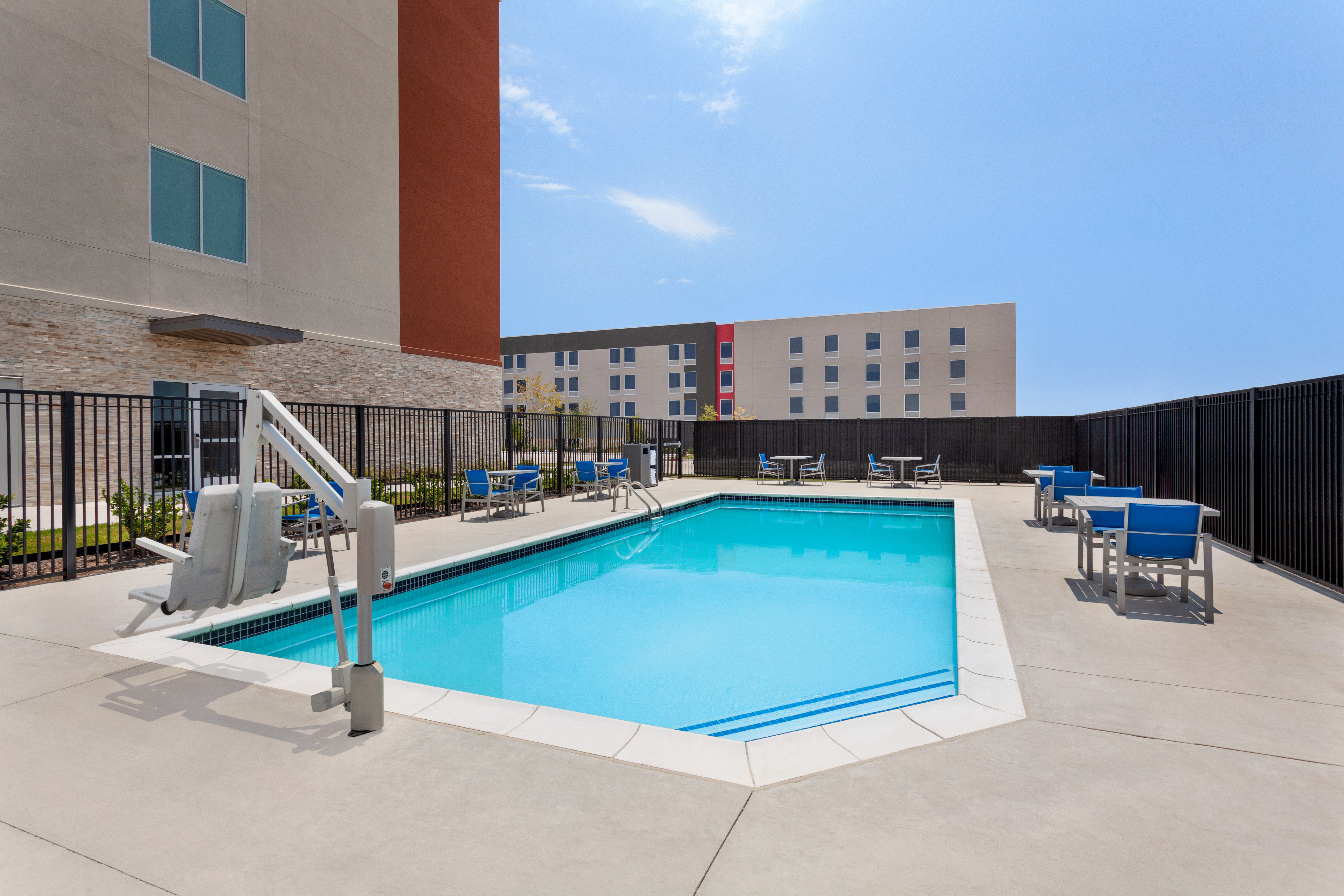 holiday expr and suites austin north