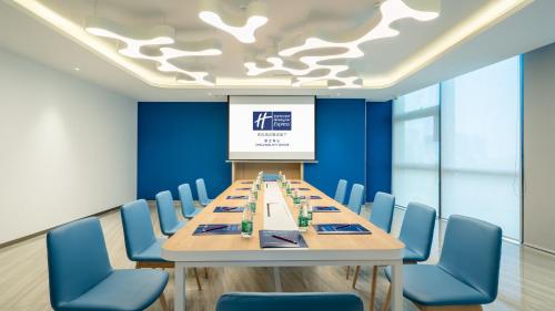 holiday inn express yangjiang city center an ihg hotel