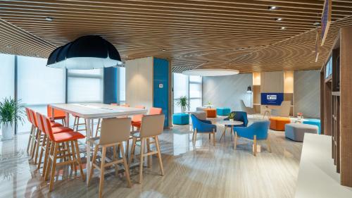 holiday inn express yangjiang city center an ihg hotel