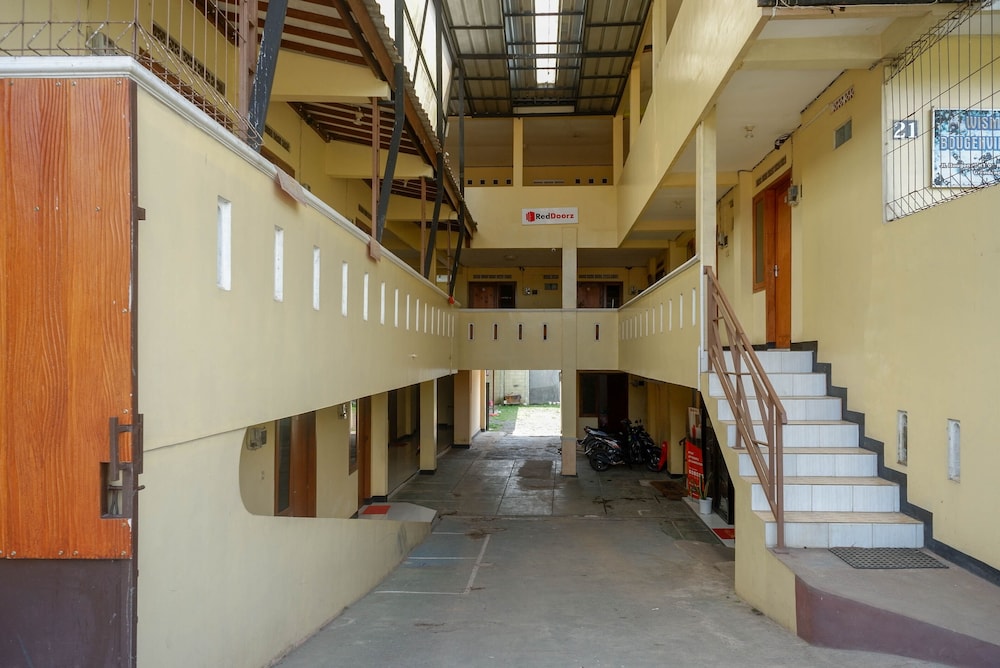 wisma bougenuil mas by reddoorz