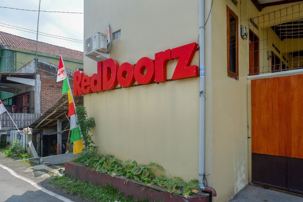 wisma bougenuil mas by reddoorz