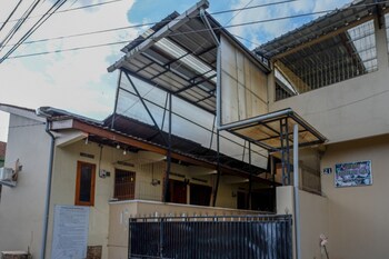 wisma bougenuil mas by reddoorz