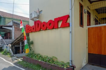 wisma bougenuil mas by reddoorz