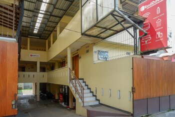 wisma bougenuil mas by reddoorz