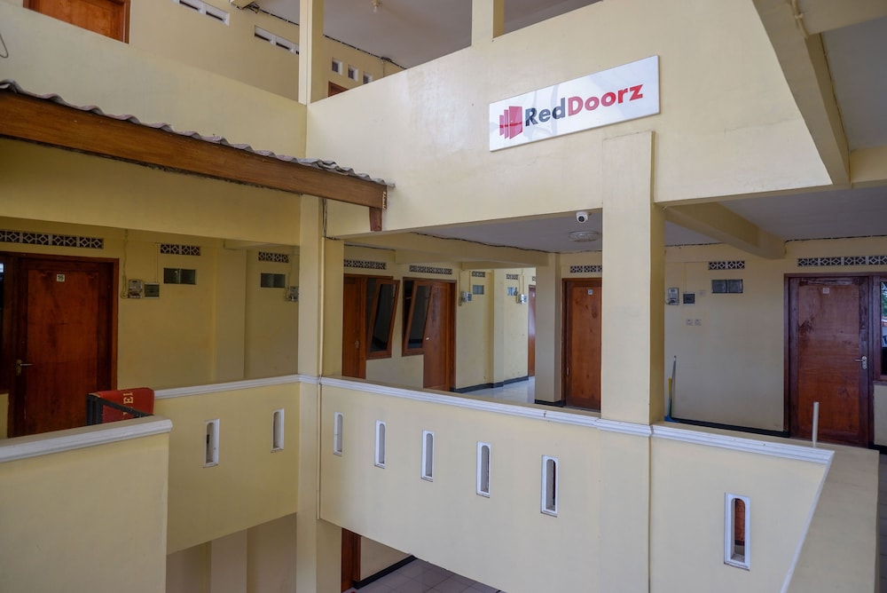 wisma bougenuil mas by reddoorz